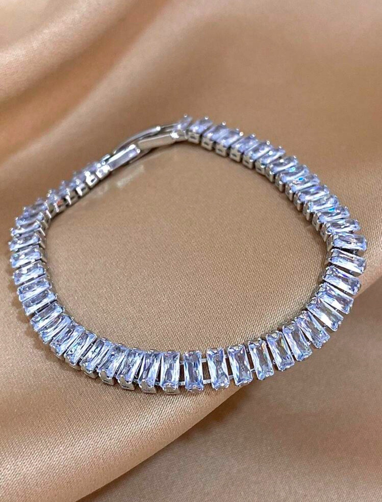 Bracelet femme argenté en acier inoxydable jonc zirconium pour vos tenues de bureau et soirées