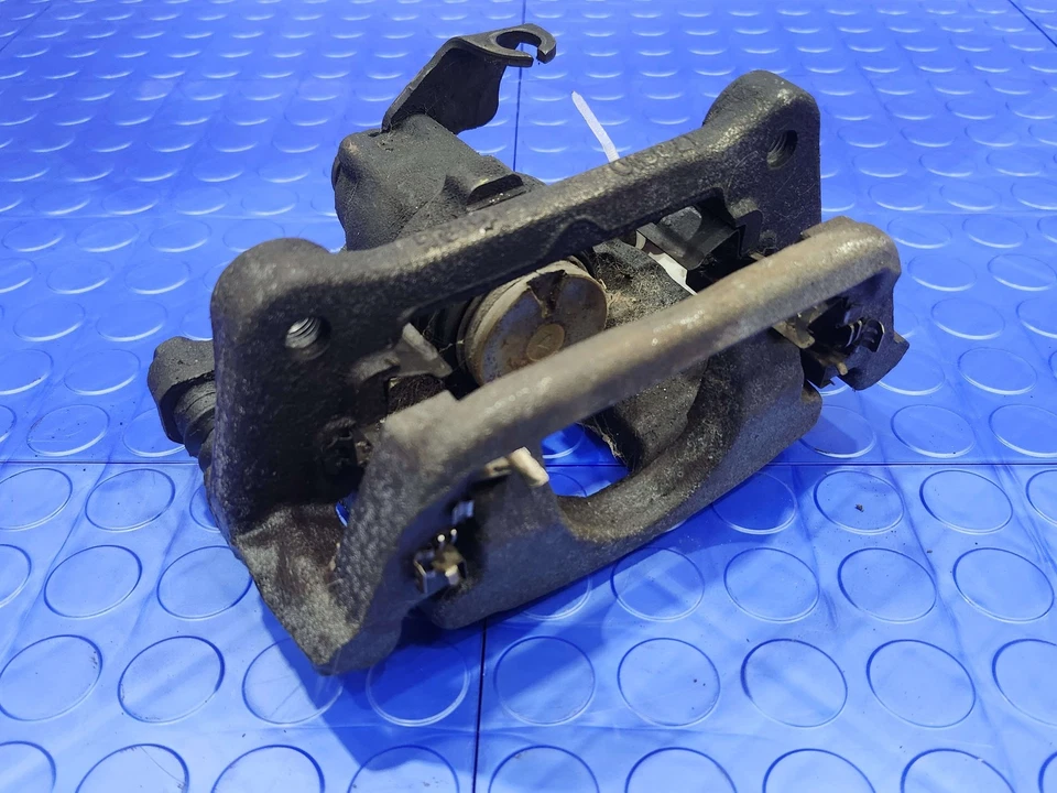 Conjunto de pinza de freno trasera Dodge Grand Caravan 12-20 lado del conductor izquierdo OEM Foto 2 de 4