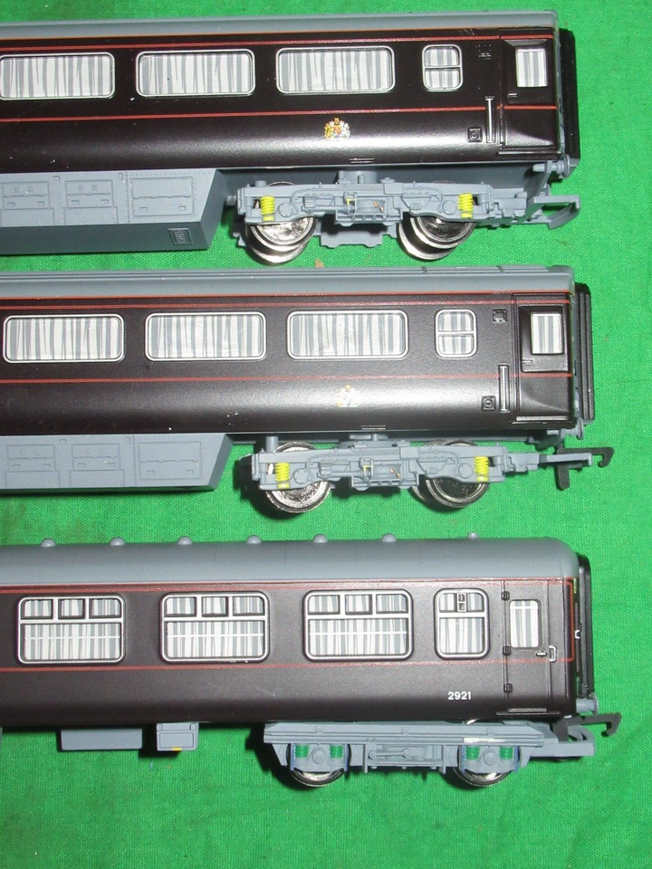 Hornby OO gauge 3 Royal Household Coaches Queens Duke of Edinburgh