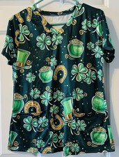 New Women  s Scrub Top Size Small Shamrocks Horseshoes  Pot Of Gold St Patrick  s