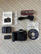Canon EOS 7D Mark II fotocamera reflex digitale con monitor LCD e accessori