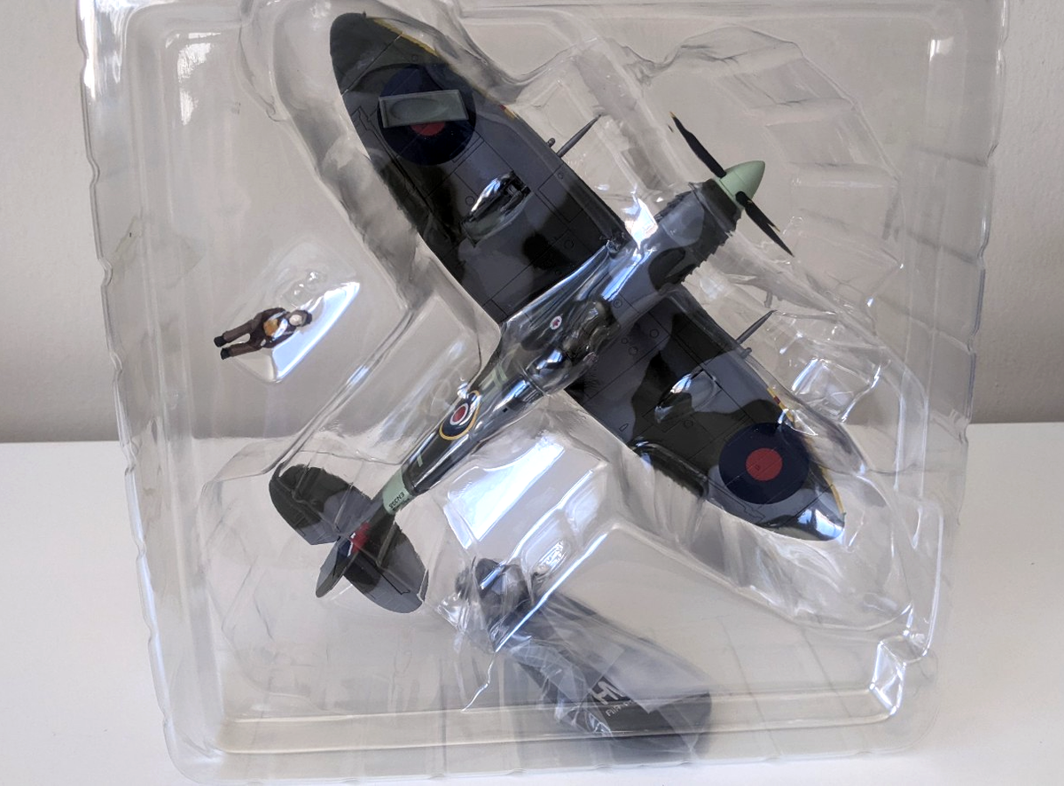 Hobby Master HA8311 1/48 Supermarine Spitfire IXb EN398 Johnnie