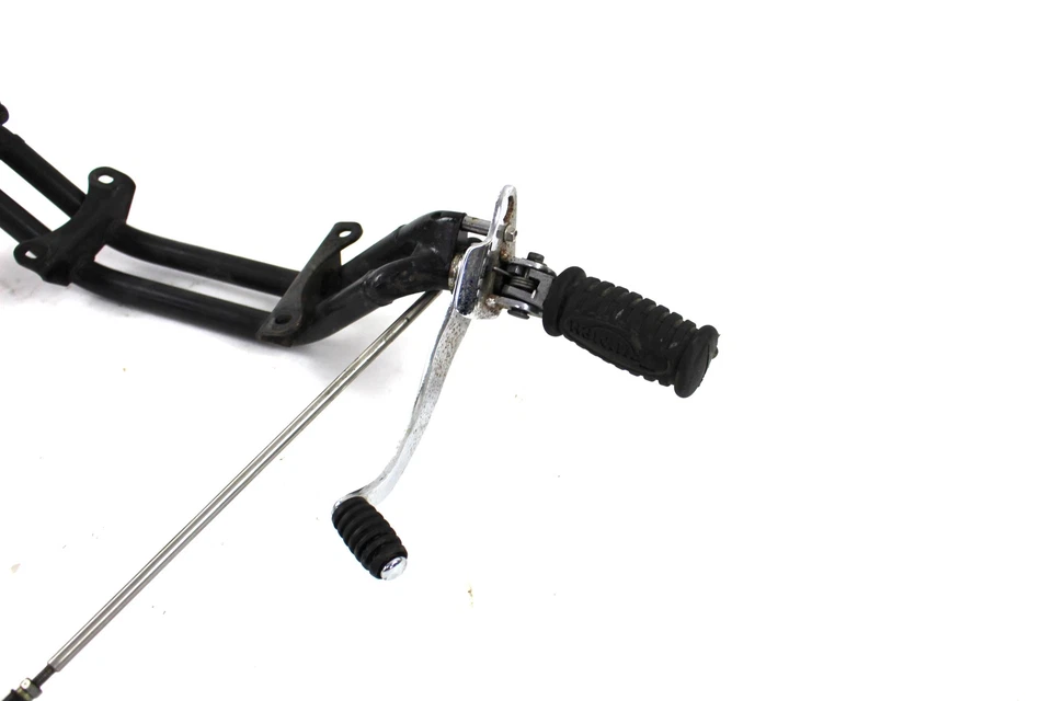 Triumph Speedmaster 790 2004 04 estriba delantera y montaje Foto 2 de 4