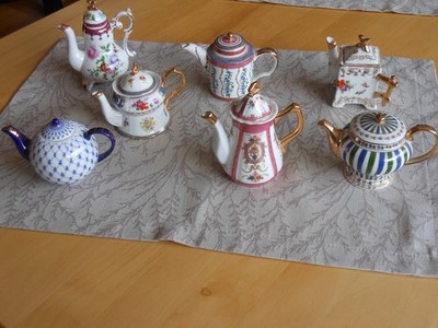 7 Miniaturen ''antike Kaffeekannen''
