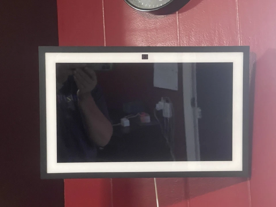 Amazon Echo Show 15 Smart Display mit Fernbedienung, schwenkbare Wandhalterung