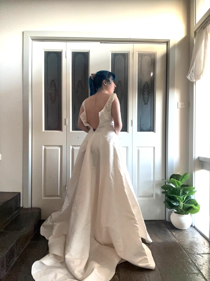 Vintage Y2K 2000s A-line White Satin Wedding Dress Ball Gown Gold Embroidery - Image 2 of 4