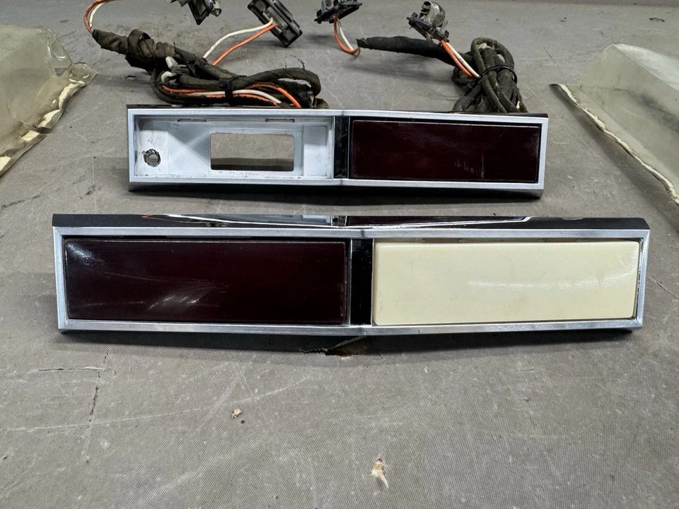 Oldsmobile Starfire Ninety Eight Door Panel Cortesía Lámpara Bisel Cableado Foto 2 de 4