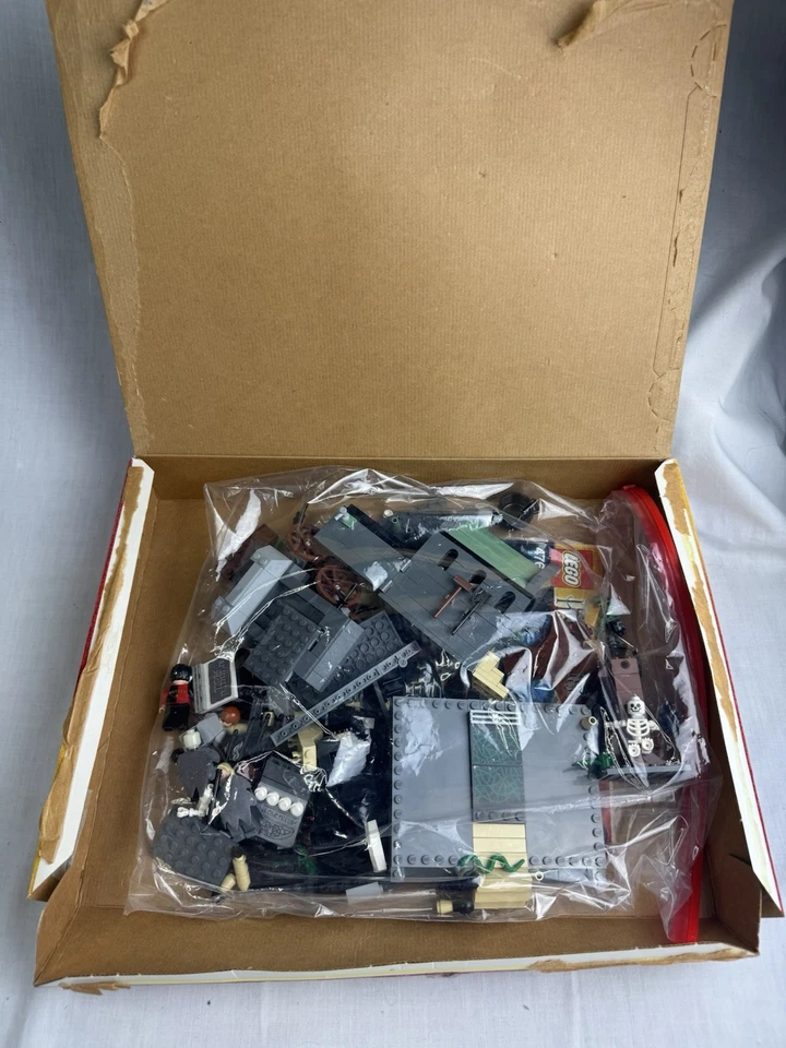 LEGO Harry Potter 4766 Graveyard Duel Complete all minifigs + Manual Adult owned - Image 3 of 4