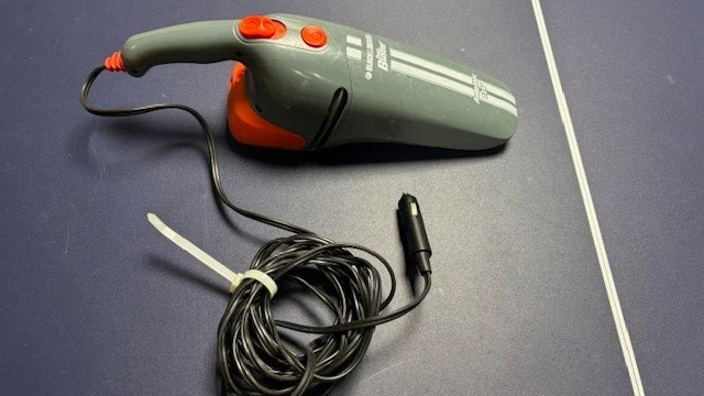 Black & Decker AV1500 12V DustBuster Car Auto Vacuum, clean with attachment - Image 2 of 4