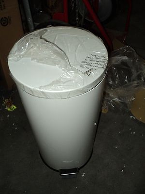 RUBBERMAID FGMST7EGLWH Medical Waste Container, White, 8 gal.