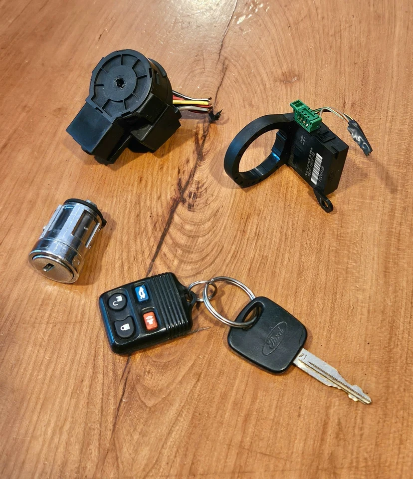 2000 - 2004 FORD FOCUS IGNITION SWITCH LOCK W/KEY, IMMOBILIZER, & DOOR LOCK OEM - Image 2 of 4
