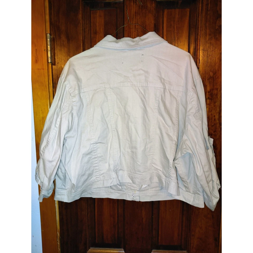 Chaqueta de mezclilla recortada New Look beige tostado para mujer 3x mangas con lengüeta enrollable Foto 2 de 4