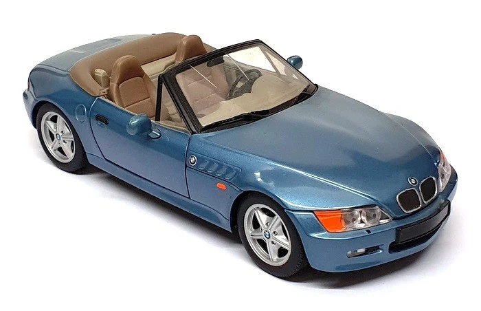 UT Models 1/18 Scale 25625H - BMW Z3 Bond 007 Goldeneye - Met. Blue - Image 2 of 4