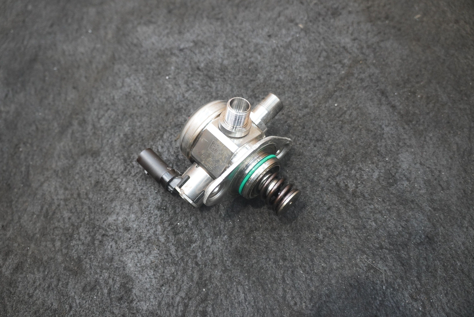 Left Engine High Pressure Fuel Rail Pump JY53-SE9D376-AA Aston Martin Vantage 19