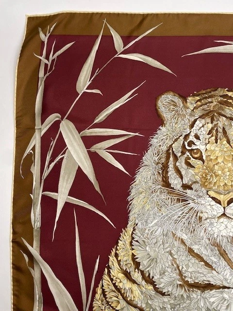 Bufanda de seda Ferragamo Italia años 80 vintage 35" x 35" animal tigre dorado y borgoña Foto 4 de 4