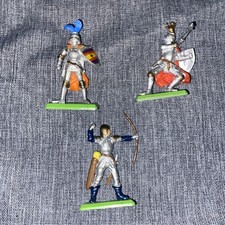 BRITAINS DEETAIL KNIGHTS MEN AT ARMS SET OF 3 VINTAGE 1971 PLASTIC W/METAL BASE