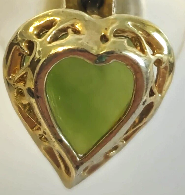 Vintage Gold Tone Metal Heart Shape Green Enamel Costume Fashion Earrings Foto 4 de 4