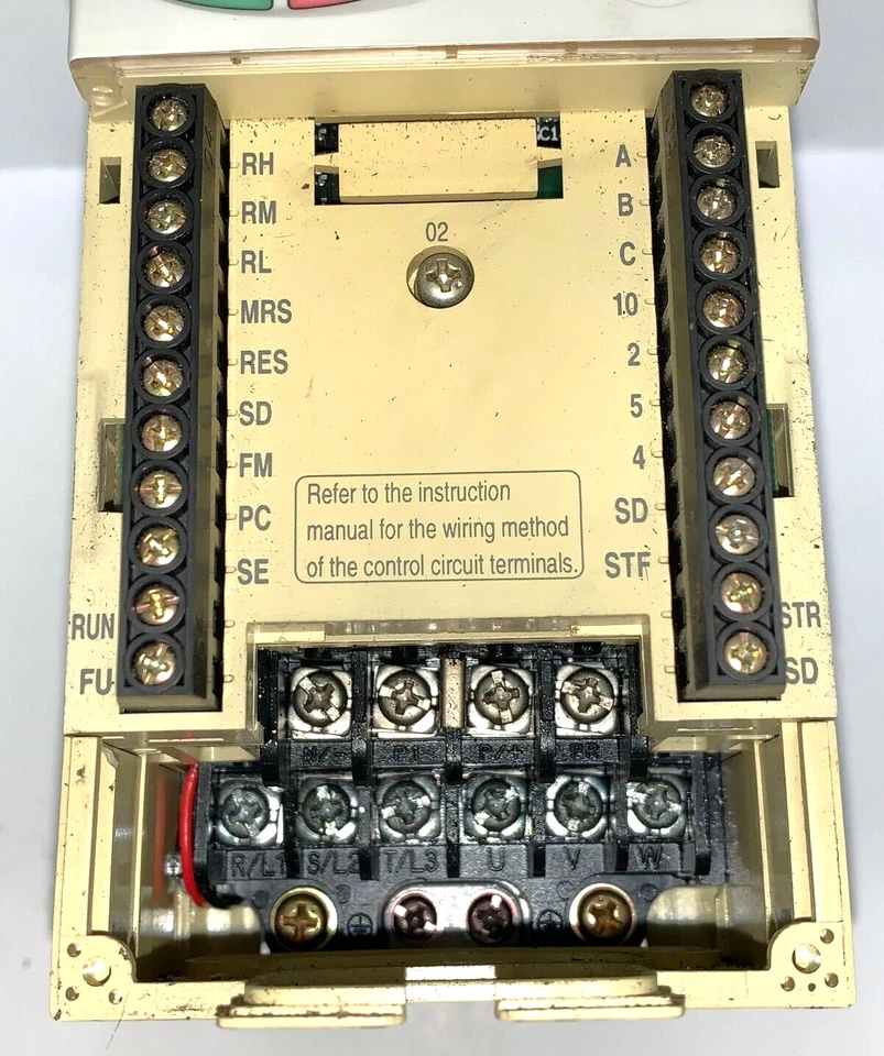 INVERSOR MITSUBISHI E500 FR-E520-0.75K-NA 3 FASES 8.2/5 AMP 1 HP FALTA CUBIERTA Foto 3 de 4