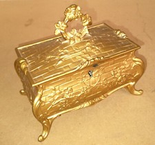 COFFRET à BIJOUX ANCIEN en REGULE doré, décoré de FLEURS , intérieur CAPITONNE