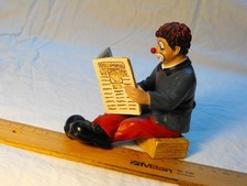 Gilde Clown Figur. Zeitung lesender Clown aus...