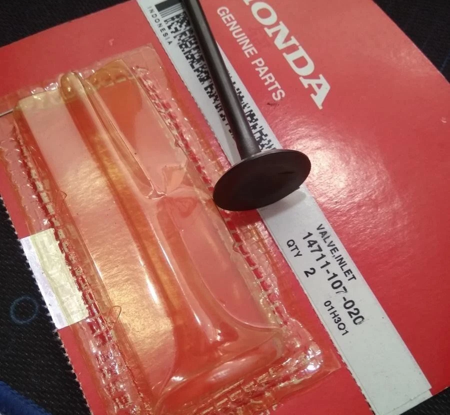Válvula de admisión Honda CB100, CB125S CL100,125 SL100,125 TL125 14711-107-020 Foto 3 de 3