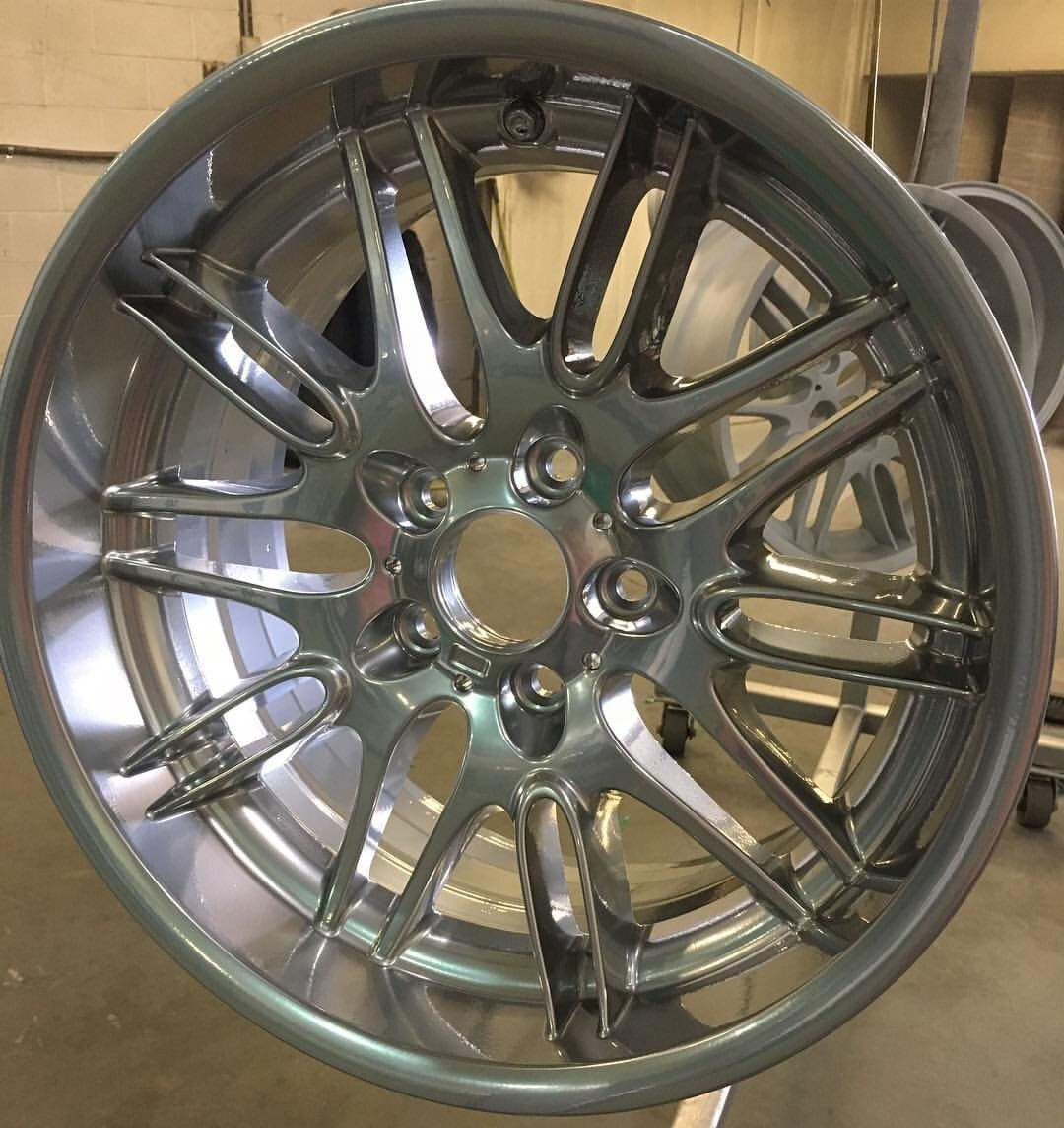 Peinture thermolaquage poudre pour restaurer jantes et pièces de moto