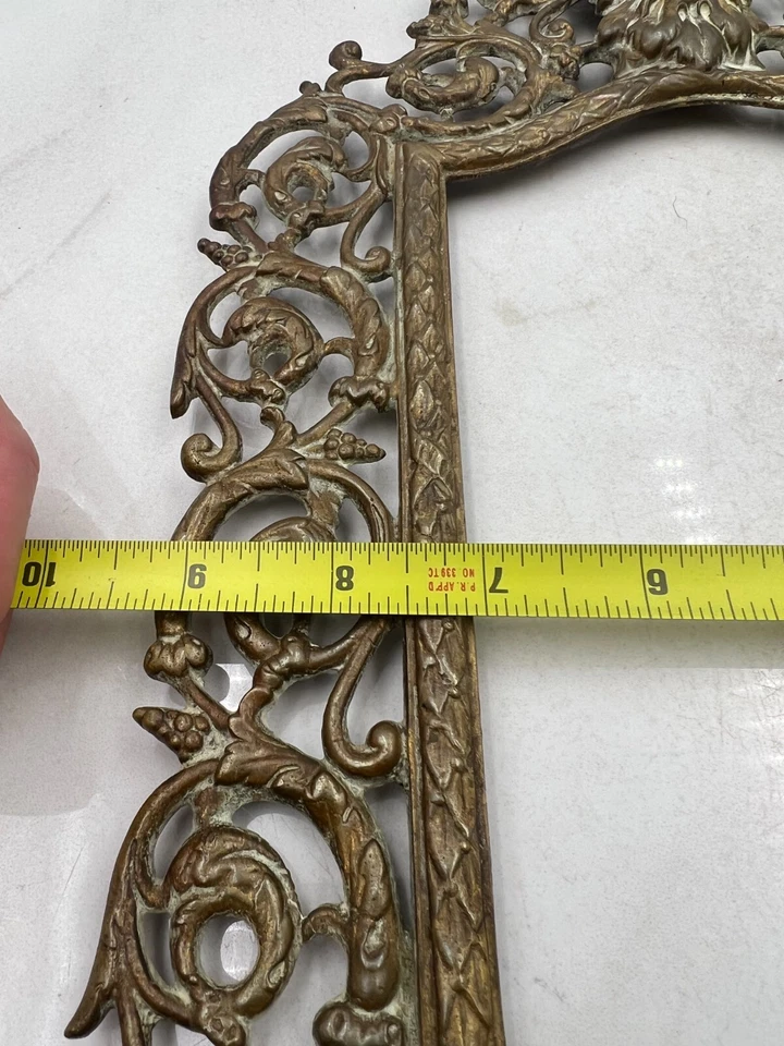 Antiguo marco colgante de pared victoriano de latón o bronce cabeza de Baco dios vino Foto 3 de 4