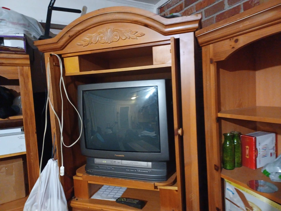 CENTRO DE ENTRETENIMIENTO DE MADERA BROYHILL 3 PIEZAS Foto 2 de 4