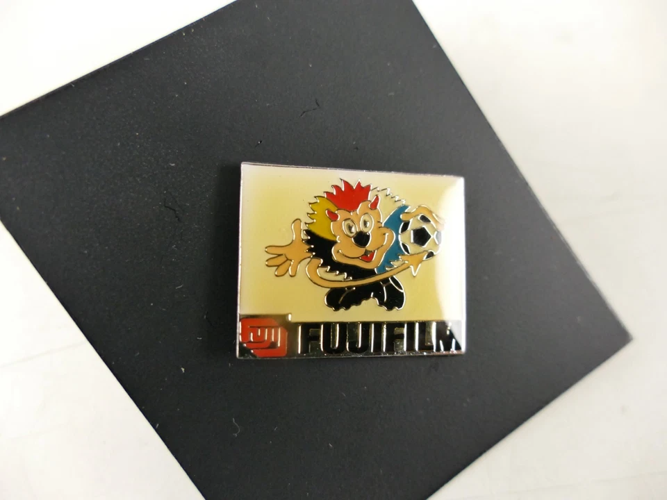 Fujifilm Pin 1998 UEFA Champions League Metall Emaile OVP Motiv 2 M-5605 - Bild 1 von 4