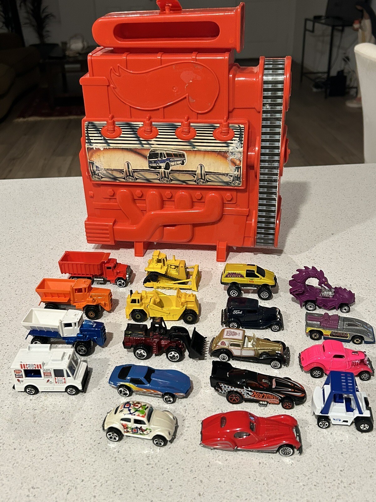 Vintage Hot Wheels Carry/Storage Case & 18 Hot Wheels From The 70’s