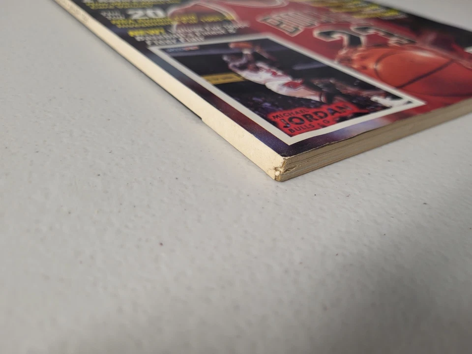 SPORTS CARD PRICE GUIDE MAGAZINE JAN 1994 MICHAEL JORDAN COVER w/CARDS NBA BULLS - Image 4 of 4