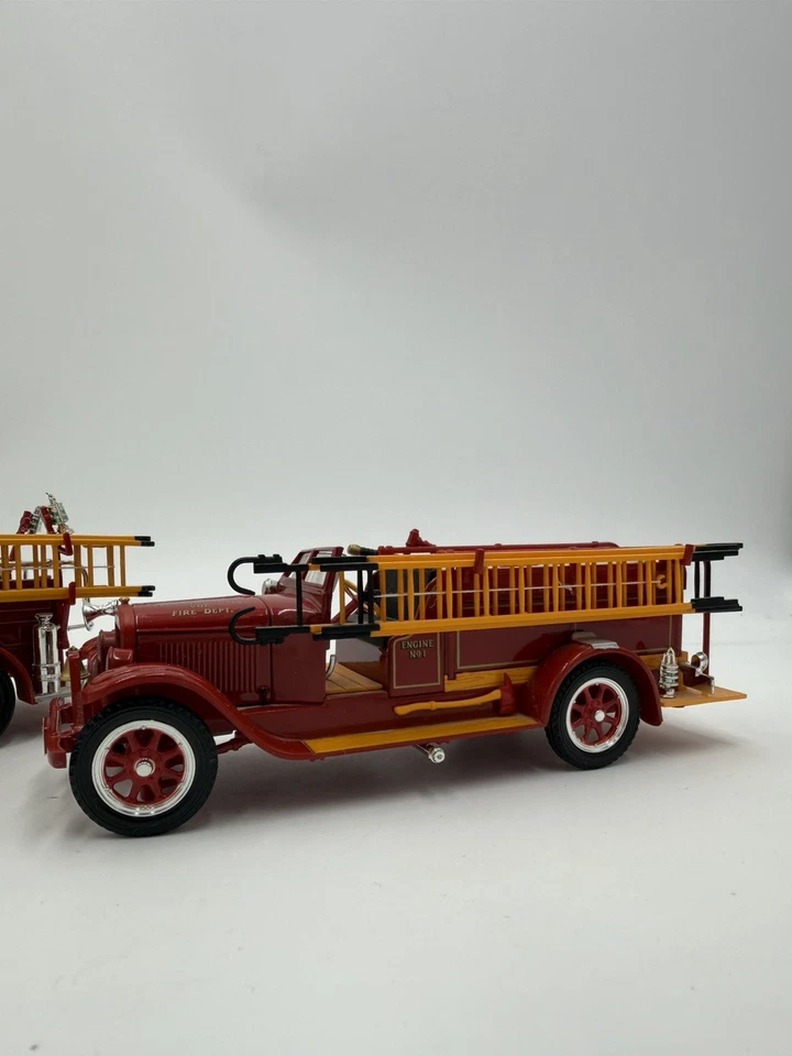 Signature Models 1928 DieCast REO Fire Engine Red 1/32 &Chicago Fire dept 2 Pcs - Image 4 of 4