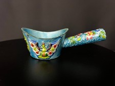 Petite louche chinoise en métal émaillé, décor polychrome en relief