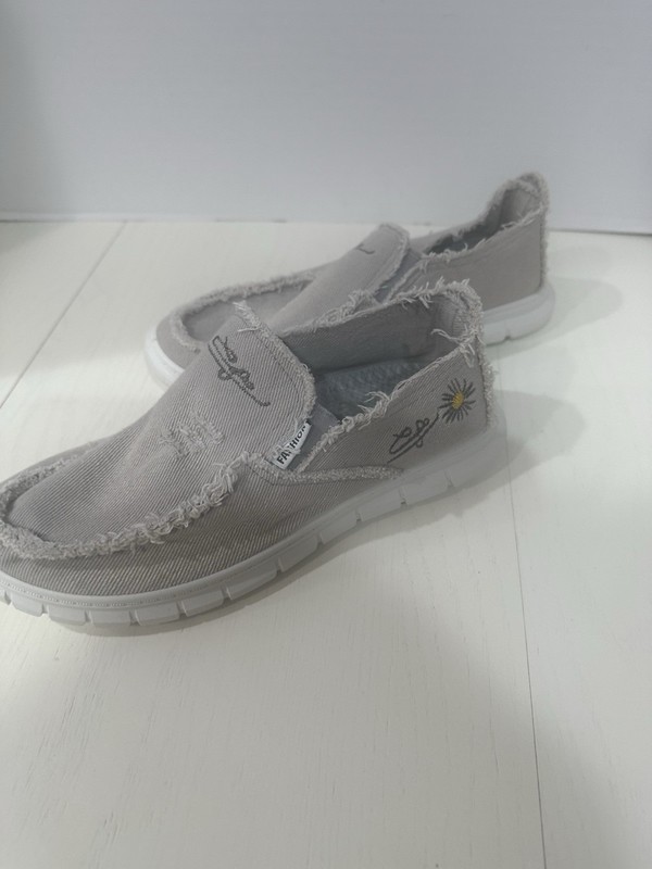 Woman’s Shoe. Size 40/fits Like A Nine. Look To Never Be Worn. Distressed Beige