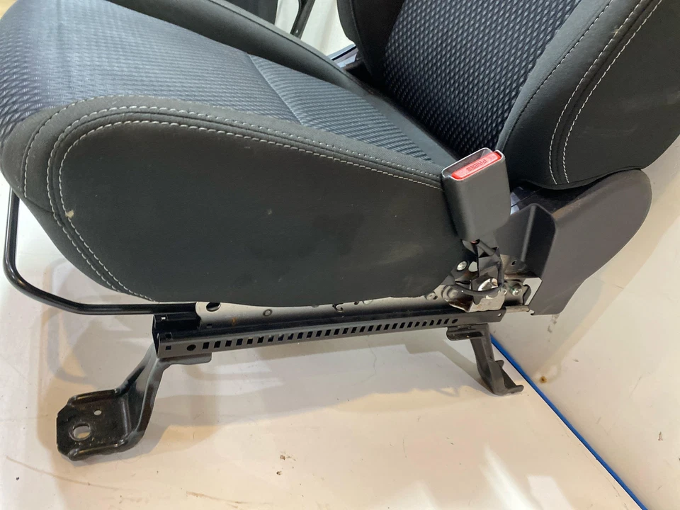 Se adapta a 15-20 MITSUBISHI OUTLANDER asiento manual pasajero delantero derecho tela negra OEM Foto 4 de 4