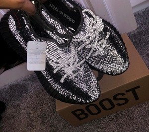 yeezy 350 v2 triple black static