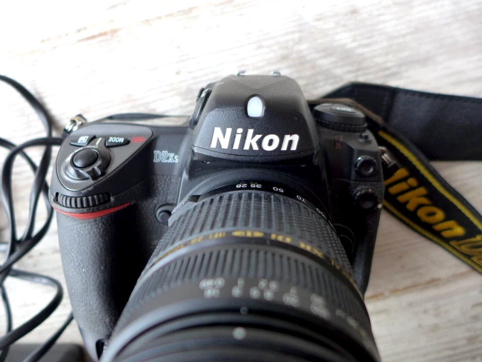Nikon D2XS 12.4MP Battery 3 lenses Sigma 50mm Macro Fish Eye 6.5mm Tamron Zoom - Image 2 of 4