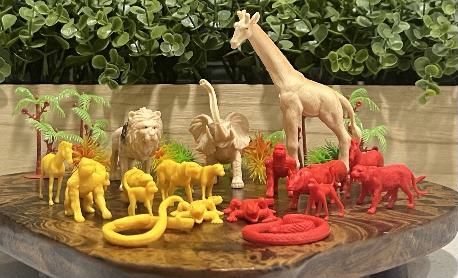 NWOT LOT OF 30 + JUNGLE LAND REPTILE TOY FIGURINES PLASTIC MINIATURES PALMS BUSH