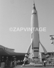 Foto de colección de los años 50 en blanco y negro de Disneyland (Disneylandia) Rocket To The Moon #946