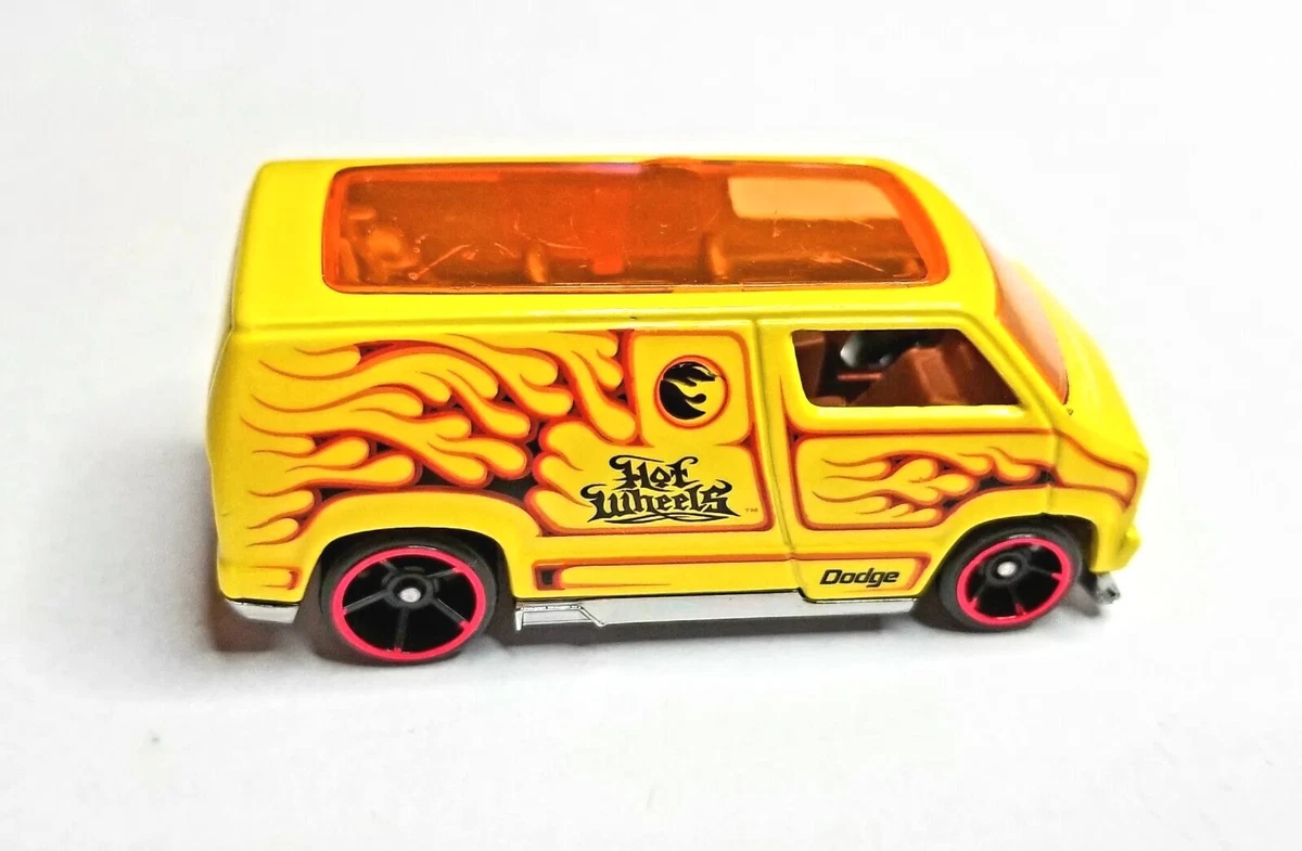 Hot Wheels Custom 77 Dodge Van Negra/llamas Negro | Meses Sin Interés