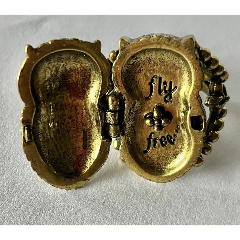 Anillo de cóctel medallón búho FOSSIL talla 8 apertura con bisagras tono dorado con pedrería  Foto 3 de 4