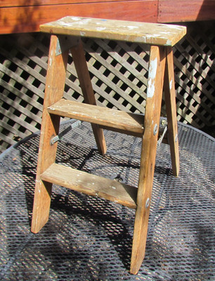 VINTAGE WOODEN STEP LADDER