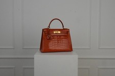 Hermès Kelly 28 Sellier aus Alligator Leder mit Gelbgoldenen Beschlägen Orange