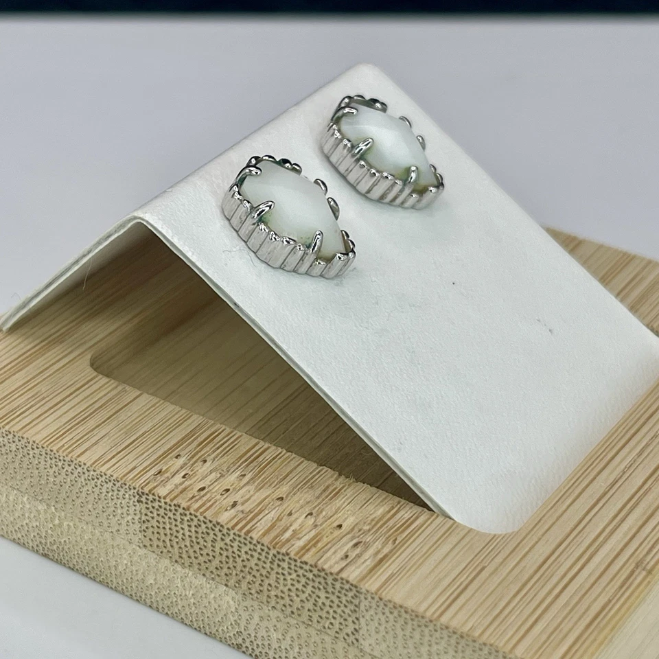 Серьги-гвоздики Kendra Scott Tessa серебро слоновая кость перламутр белое стекло - Изображение 4 из 4