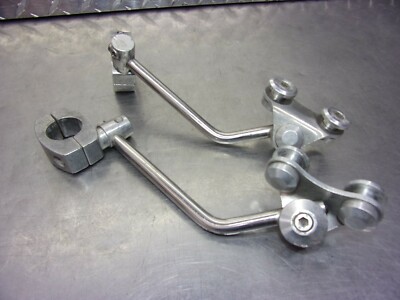 726 B SUZUKI VOLUSIA VL 800 2004 AFTERMARKET WINDSHIELD WIND SHIELD BRACKET TWO)