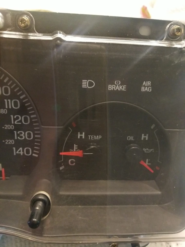 CROWN VICTORIA DASH CLUSTER 81.475 MILLAS. Medidores Foto 2 de 4