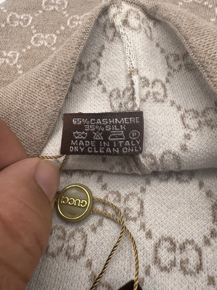 Gorro Gucci color tostado con diseño blanco, cachemir con banda roja y verde. Con etiquetas Foto 3 de 3