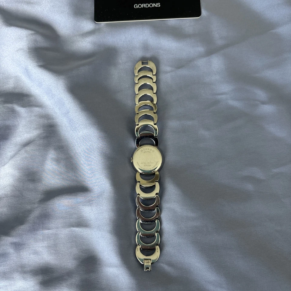 Reloj Movado Rondiro para damas con esfera de museo de madreperla y bisel de diamantes Foto 4 de 4