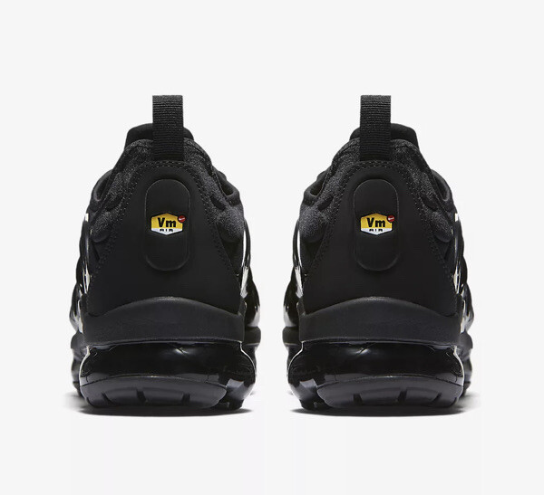 vapormax plus black size 4