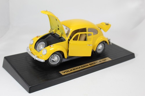 VW Yellow 1967 ClassicVOLKSWAGEN BEETLE W/STAND 1:18 METAL - Picture 3 of 8